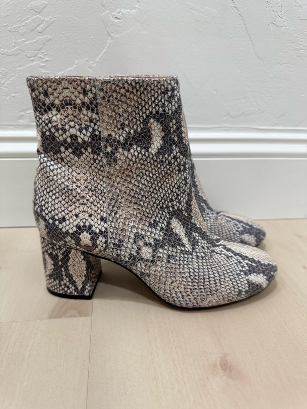 Able Women’s 8 Celina Snakeskin Ankle Boot Block Heel - Picture 7 of 16